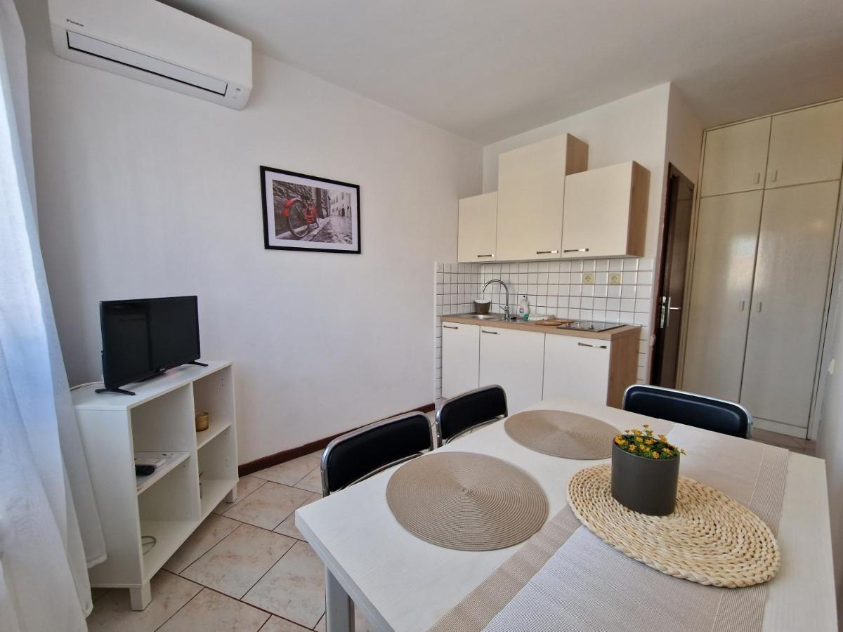 Apartments Katarina - New Renovated ロヴィニ エクステリア 写真