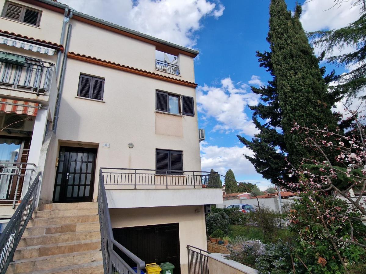 Apartments Katarina - New Renovated ロヴィニ エクステリア 写真
